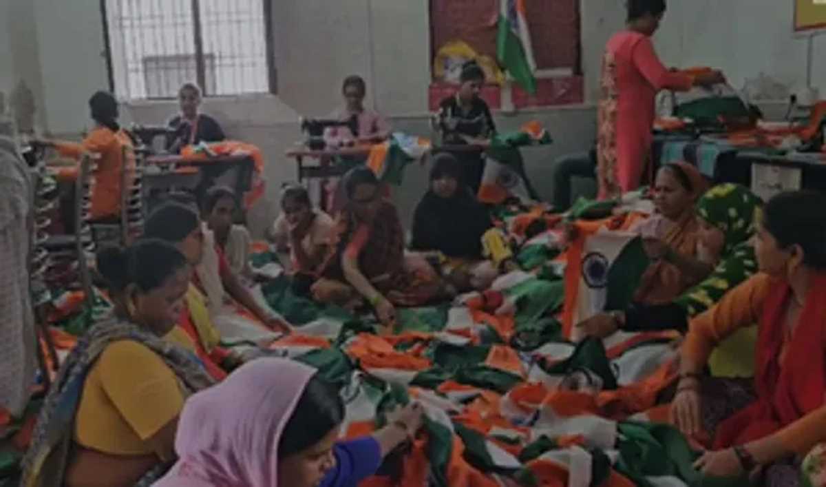 तिरंगा झंडा बनाकर मुस्लिम महिलाएं दे रहीं एकता का संदेश